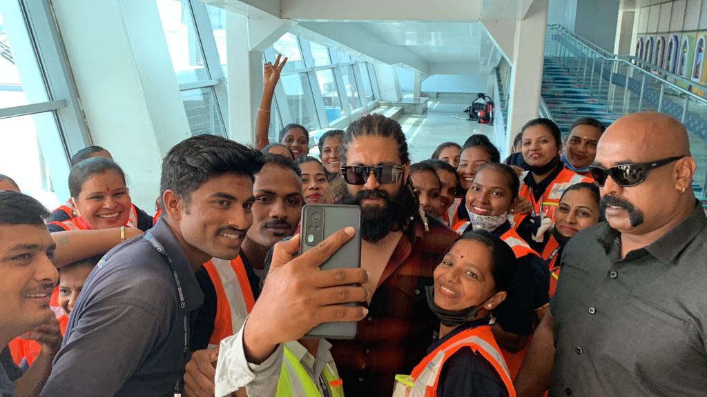 Others : Is Really Rocking Star Yash Is Humble ??? Me : Look At This Pic @TheNameIsYash BOSS #Yash19 #YashBOSS