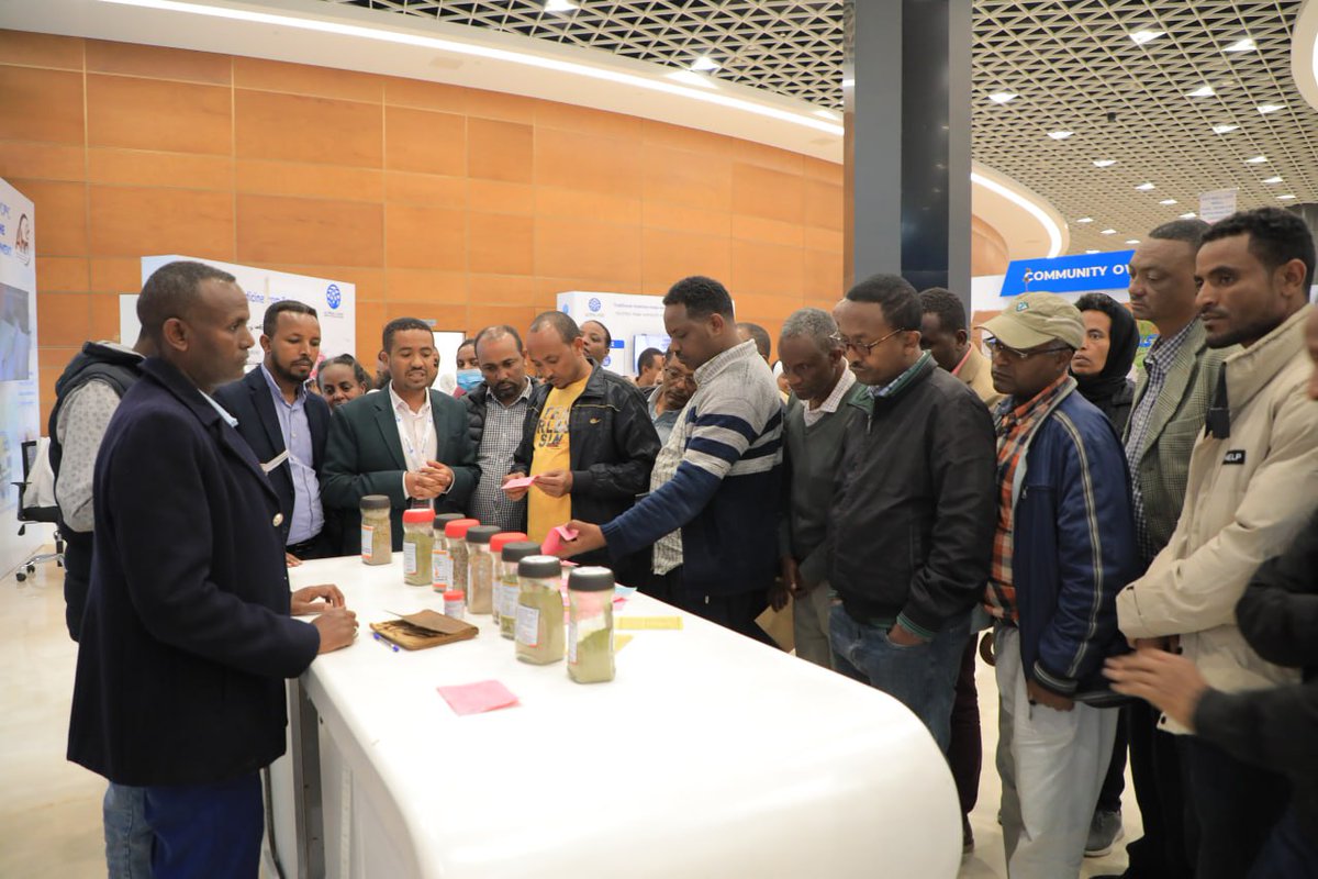 FMoHealth's tweet photo. "ጤናማና የተማረ ትውልድ ለሁለንተናዊ የሀገር እድገት ወሳኝ ነው፤ በጤና ኢግዚቢሽኑ የቀረቡት ስራዎችና ውጤቶችም ይህን የሚያስገነዝቡ ናቸው።" የትምህርት ሚኒስቴር የስራ ሀላፊዎችና ሰራተኞች
#nextgenerationhealth2023
https://t.co/cbWCozlDZc https://t.co/qkfMoQLnNx
