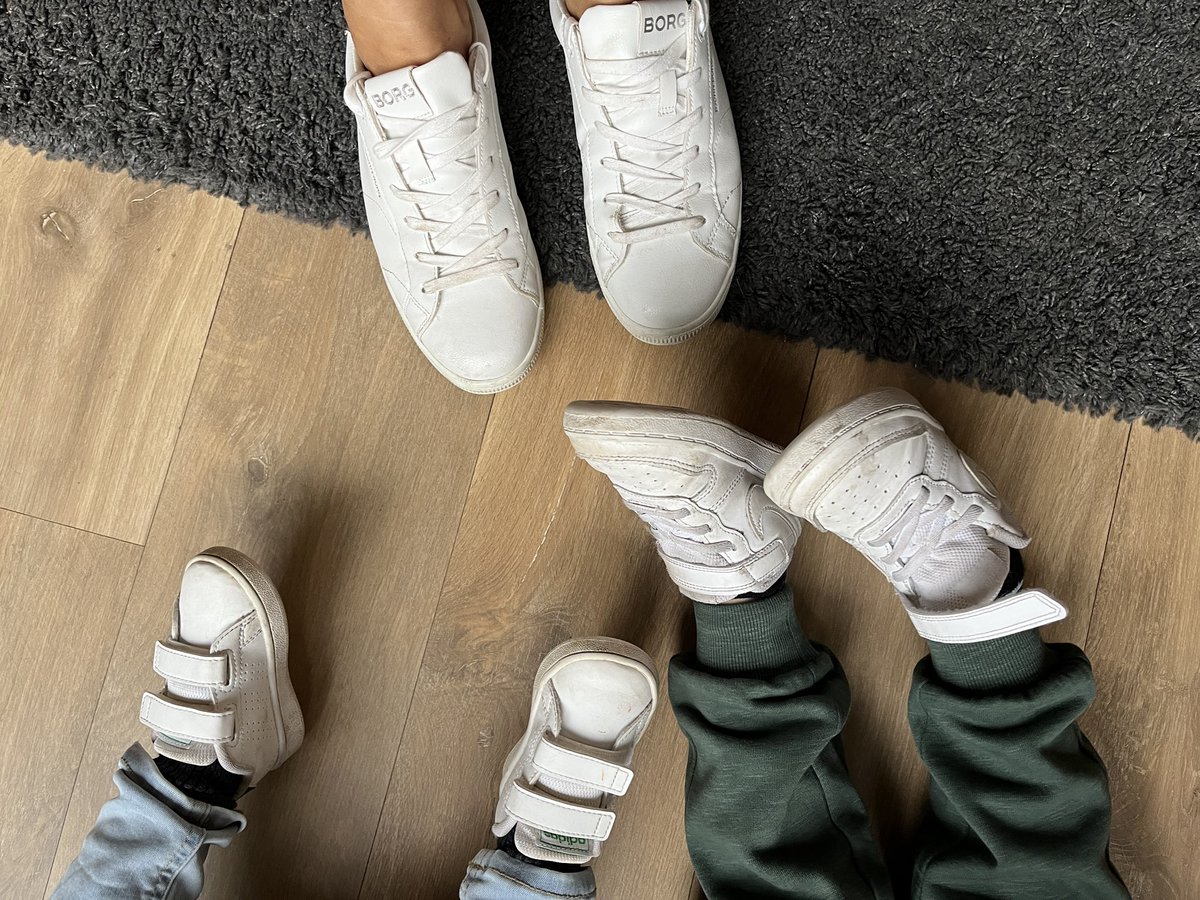 ConnyJust's tweet photo. Drie hipsters in een rondje :) #onilife https://t.co/kslY6Rir7P