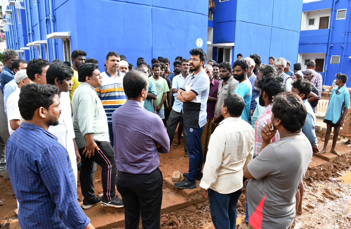GVMC_VISAKHA's tweet photo. Commissioner GVMC CM Saikanth Varma IAS along with CMOH inspected the ASR Nagar, Ward 45, Zone 5. Instructed officials to carry out the sanitation activities on war foot basis.

#SwachhSurvekshan2023 
#SwachhSurvekshan2023Visakhapatnam 
#VisakhaSwachhSankalpam 
#VizagSaysNotoPlastic 
#EcoVizag 
#ISupportEcoVizag 
#RRR4LIFE 
#IndiaVsGarbage 
#ChooseLiFE 
#CitizenFeedback 
@AndhraPradeshCM 
@AudimulapSuresh 
@GHVKumariMayor 
@CDMA_Municipal 
@SwachhBharatGov  
@SwachhaAndhra 
@SwachSurvekshan  
@swachhbharat 
@MoHUA_India 
@AmritMahotsav 
@pibvijayawada