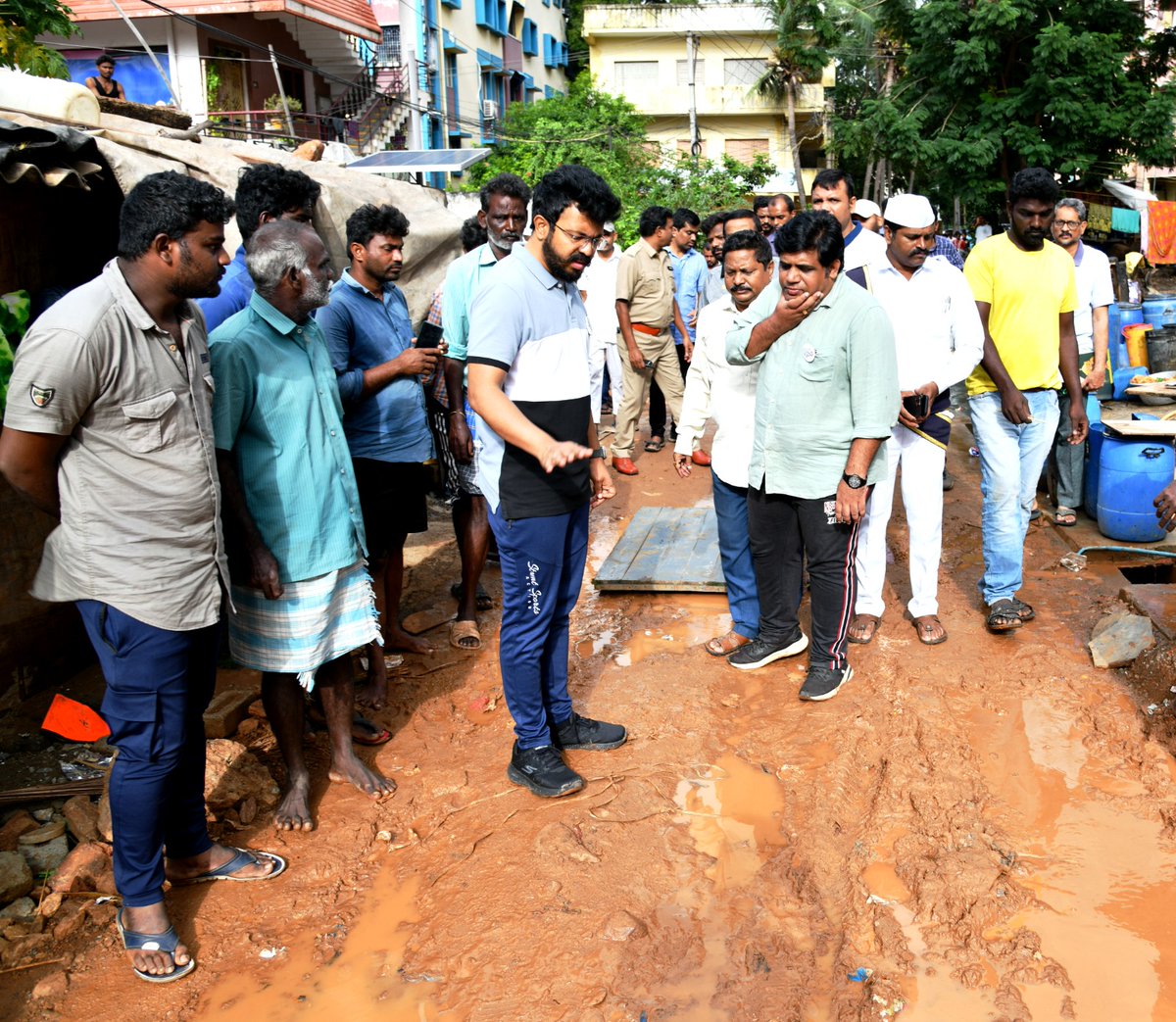 GVMC_VISAKHA's tweet photo. Commissioner GVMC CM Saikanth Varma IAS along with CMOH inspected the ASR Nagar, Ward 45, Zone 5. Instructed officials to carry out the sanitation activities on war foot basis.

#SwachhSurvekshan2023 
#SwachhSurvekshan2023Visakhapatnam 
#VisakhaSwachhSankalpam 
#VizagSaysNotoPlastic 
#EcoVizag 
#ISupportEcoVizag 
#RRR4LIFE 
#IndiaVsGarbage 
#ChooseLiFE 
#CitizenFeedback 
@AndhraPradeshCM 
@AudimulapSuresh 
@GHVKumariMayor 
@CDMA_Municipal 
@SwachhBharatGov  
@SwachhaAndhra 
@SwachSurvekshan  
@swachhbharat 
@MoHUA_India 
@AmritMahotsav 
@pibvijayawada