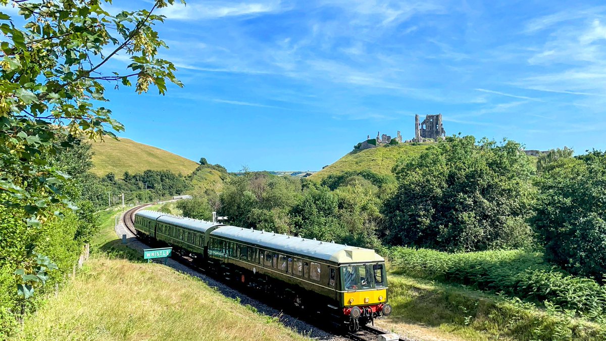 Revjb_w's tweet image. #ThrowbackThursday 

Remembering a lovely day out on the @SwanRailway riding the three car #DMU #class117 and a single car #class121 from #Swanage up onto the mainline to #Wareham with a stop off at #CorfeCastle for a cream tea.

#NationalTrust #IsleOfPurbeck #HeritageRailway