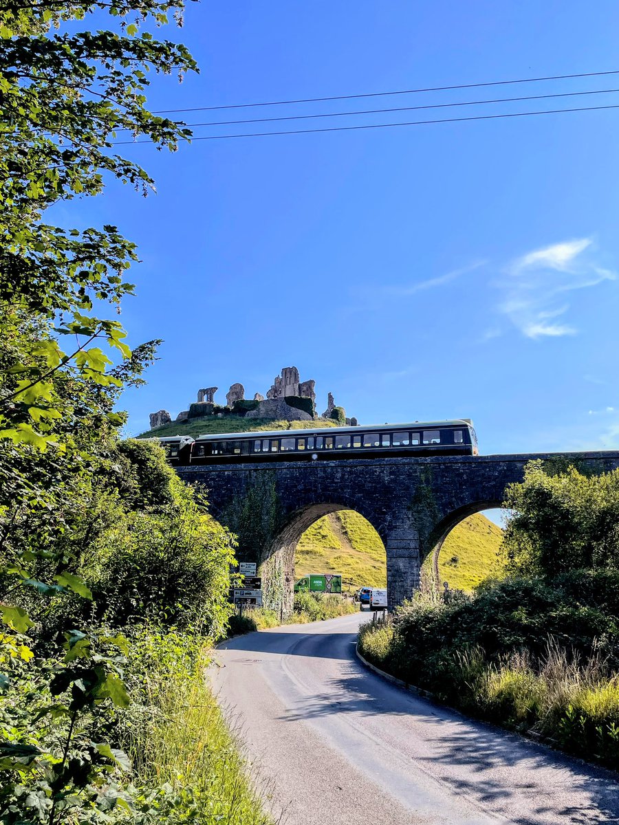 Revjb_w's tweet image. #ThrowbackThursday 

Remembering a lovely day out on the @SwanRailway riding the three car #DMU #class117 and a single car #class121 from #Swanage up onto the mainline to #Wareham with a stop off at #CorfeCastle for a cream tea.

#NationalTrust #IsleOfPurbeck #HeritageRailway