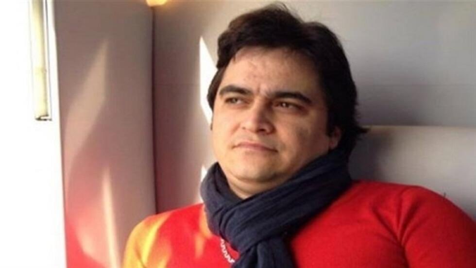 OutFarsi's tweet photo. از یاداشتهای روح الله زم:
  «این حکومت با خونریزی سر کار اومد، با خونریزی هم باید بندازیمش بیرون از کشور»
تولدت مبارک شیر پسر ایران
#مهسا_امینی
#روح_الله_زم https://t.co/zbqThXBkwq