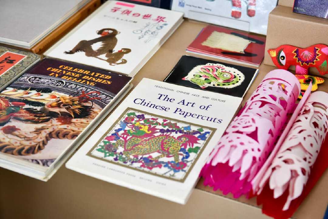 SpringCityJinan's tweet photo. The "Bonjour Art Book Fair" is taking center stage at the 31st National #BookExpo in #Jinan, which opens today. Featuring a variety of art forms like painting and photography, the fair is a mesmerizing fusion of words and images, where #art and #reading intertwine. #Book #BABF https://t.co/peH8HF5Biy