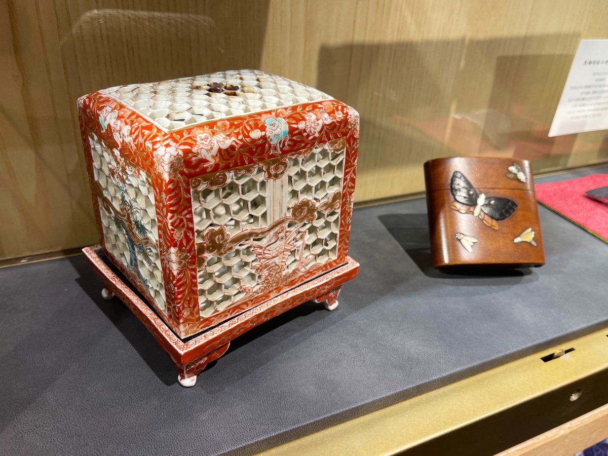 GTB_sword's tweet photo. “虫籠形磁器時代香炉”

虫籠の網の部分を磁器で再現した大変凝った作品です。
鯉の滝登りの様子は、龍に変化する出世伝説をあらわし、とても縁起のよい意匠の香炉です。
状態もとてもよいです。

#虫かご #ハニカム構造 #Insectcage #porcelain #honeycomb #carp #dragon #prosperity #lucky https://t.co/Npd8v69zVw