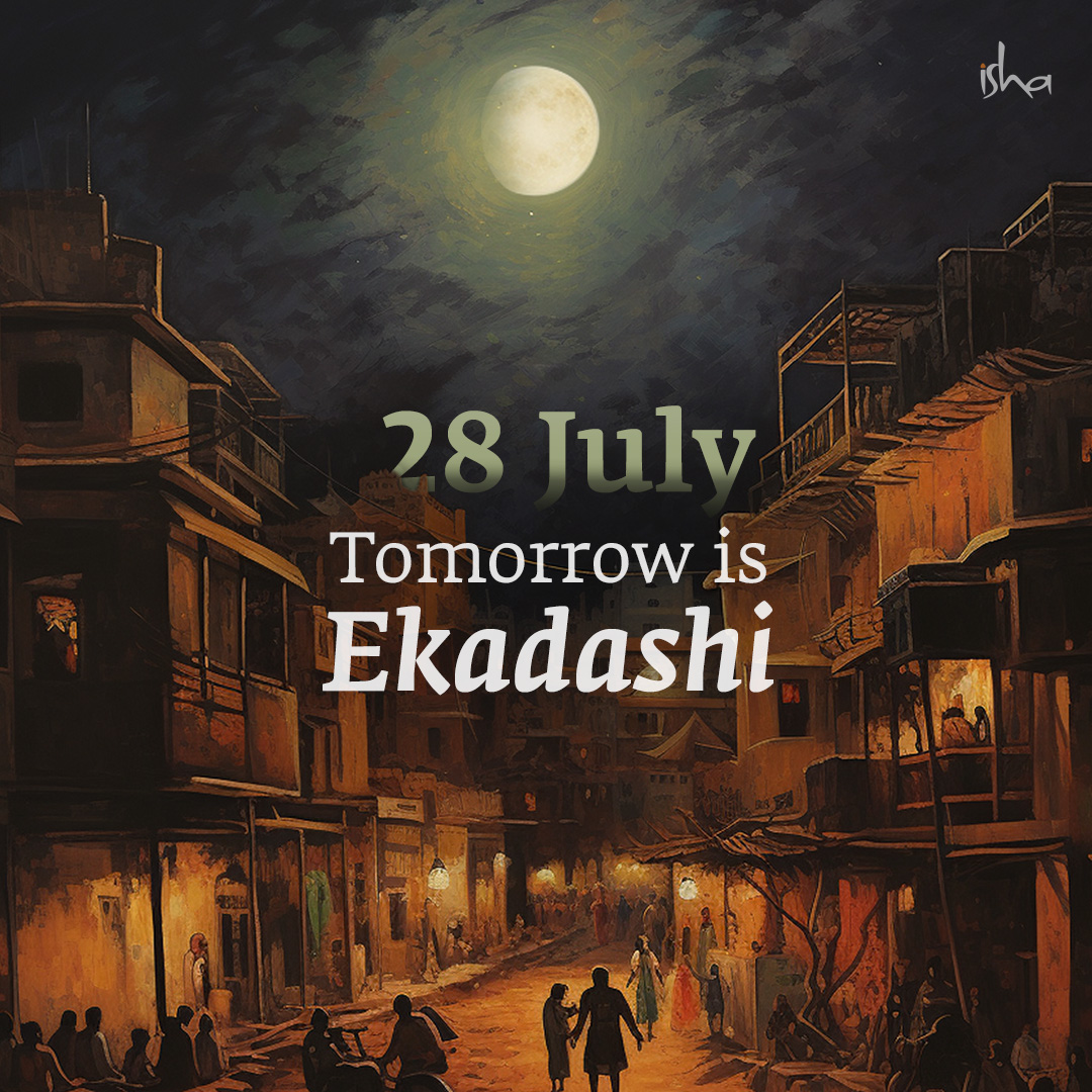ishafoundation's tweet photo. #Ekadashi is one of those days of the month when our body naturally does not demand food. Fasting on this day helps cleanse the system and turn our awareness inward. After having your dinner tonight, you can fast until the next dinner at the same time. If you are unable to do a full fast, having a light, fruit diet on this day is also beneficial.