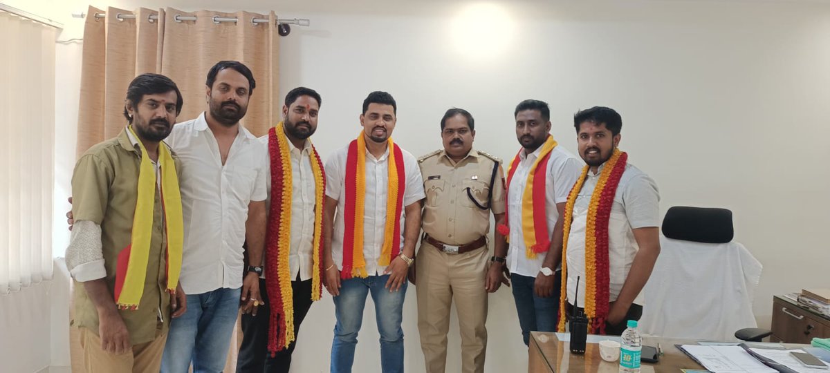 rajanna_rupesh's tweet photo. ಭಾಷಾವಿಚಾರದಿಂದ ತನಗಾದ ಅವಮಾನದಿಂದ ತನಗೆ ಅನ್ನಿಸಿದ್ದನ್ನು ಬರೆದುಕೊಂಡ ಈ ಕನ್ನಡಪ್ರೇಮಿ ಆಟೋಡ್ರೈವರ್ ವಿರುದ್ಧವಾಗಿ ಕನ್ನಡದ್ರೋಹಿಗಳು ನೆನ್ನೆ ದೂರು ದಾಖಲು ಮಾಡಿದ್ದು.ಚಾಲಕ ನಮಗೆ ಮಾಹಿತಿ ನೀಡಲಾಗಿ ಇಂದು ಪೊಲೀಸ್ ಠಾಣೆಗೆ ಹೋಗಿ ಮಾತಾಡಿ ಸಮಸ್ಯೆ ಇತ್ಯರ್ಥವಾಗಿದೆ.
ಕನ್ನಡದ ಬಗ್ಗೆ ಕೀಳಾಗಿ ಮಾತಾಡೋರಿಗೆ ಈ ಹೇಳಿಕೆಯೇ ಹೊರೆತು ಮಿಕ್ಕವರಿಗಲ್ಲ. https://t.co/4dX0q8uwJj