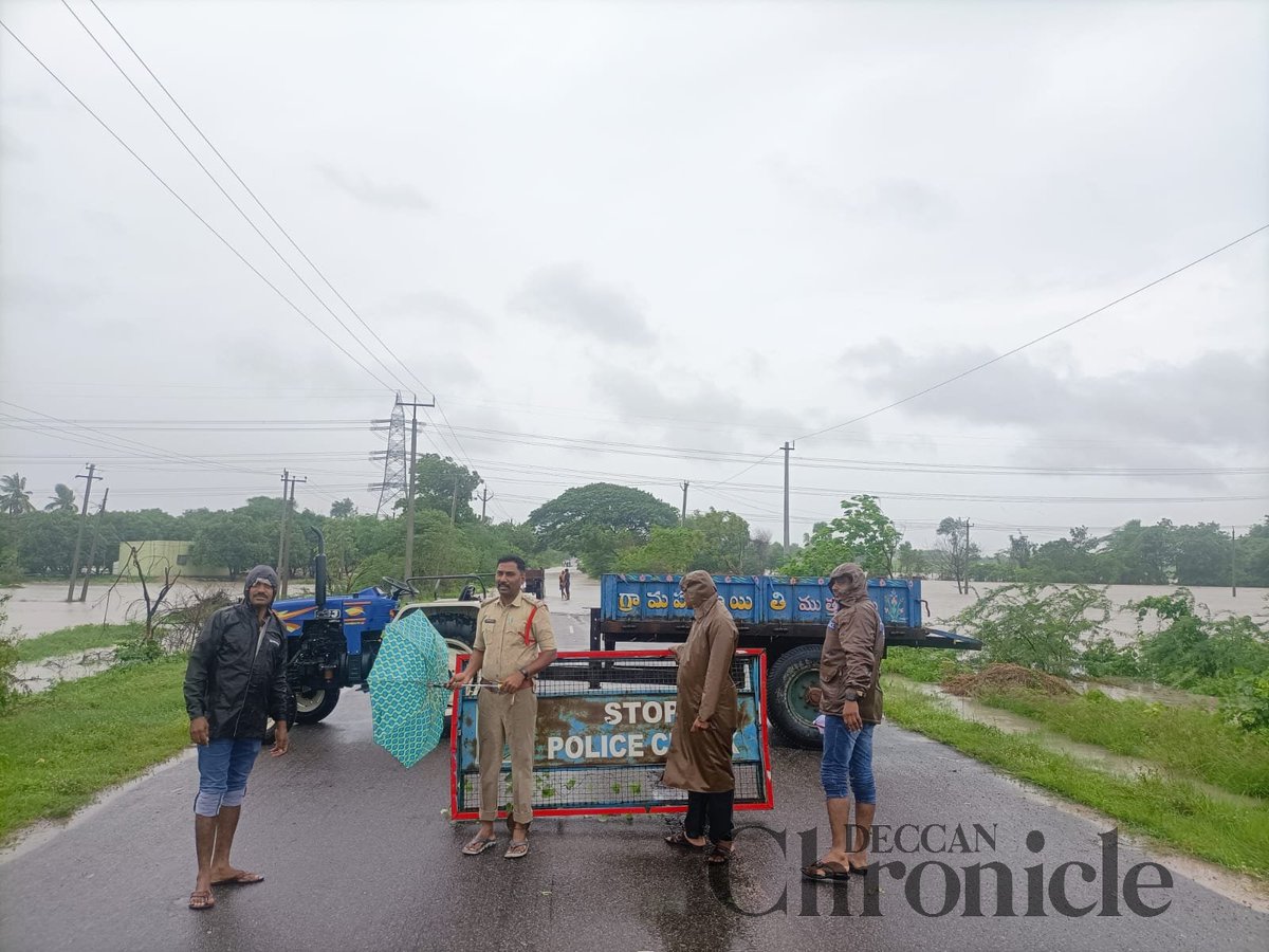 DeccanChronicle's tweet photo. Several roads closed in Siddipet district, Telangana due to flooding streams and damaged roads. Police deployed at all points.
#TelanganaRains #TelanganaMonsoonUpdates #RouteUpdates #SiddipetDistrict https://t.co/67hggrybI5