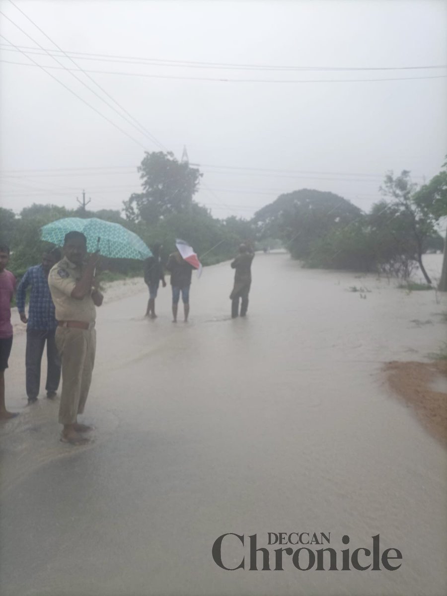 DeccanChronicle's tweet photo. Several roads closed in Siddipet district, Telangana due to flooding streams and damaged roads. Police deployed at all points.
#TelanganaRains #TelanganaMonsoonUpdates #RouteUpdates #SiddipetDistrict https://t.co/67hggrybI5