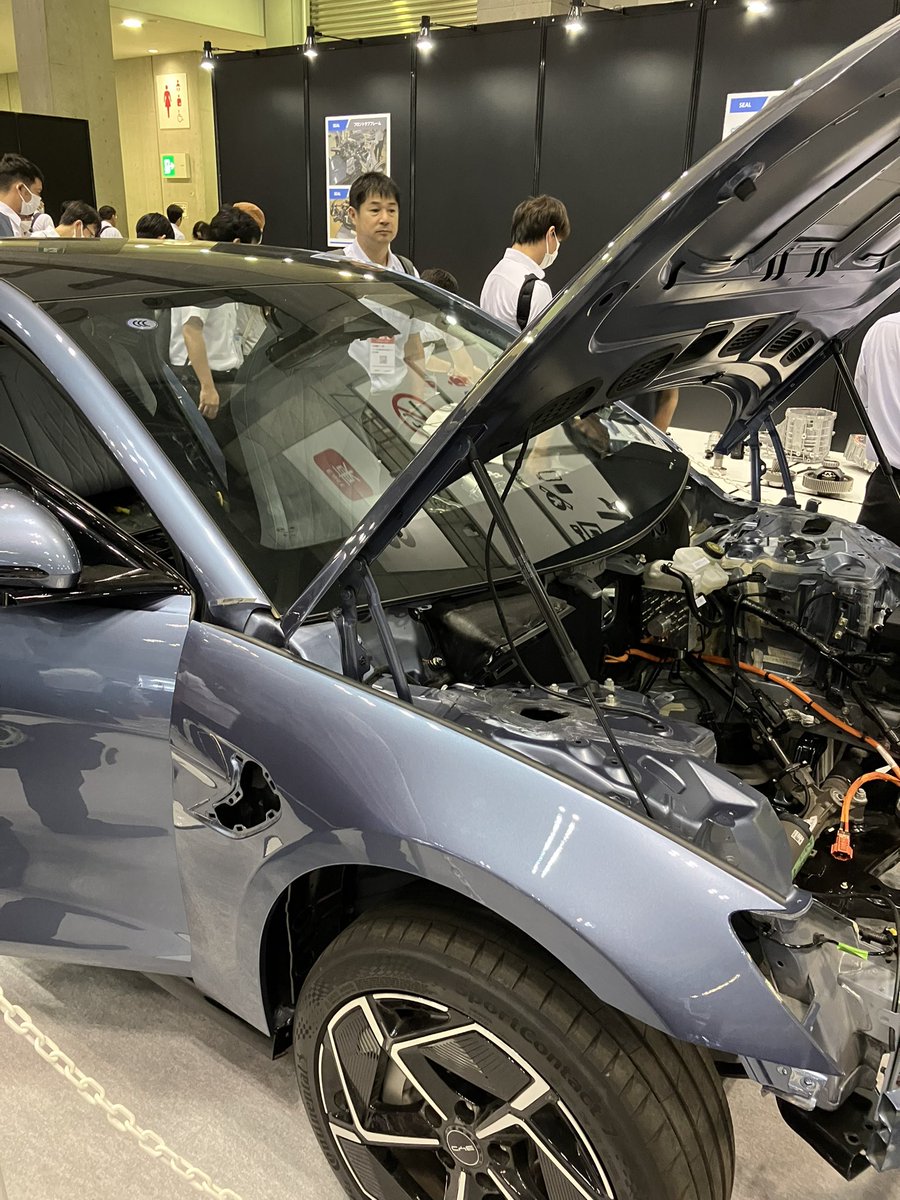 yri_mobility's tweet image. BYD「SEAL」の分解展示
リアのモーターコントローラーはOBC,DCDCなどを一体化した製品
セミナーではモータの解説を行なっていましたが、うまく割り切った設計をしつつ、コストを抑えているようです。#テクノフロンティア2023