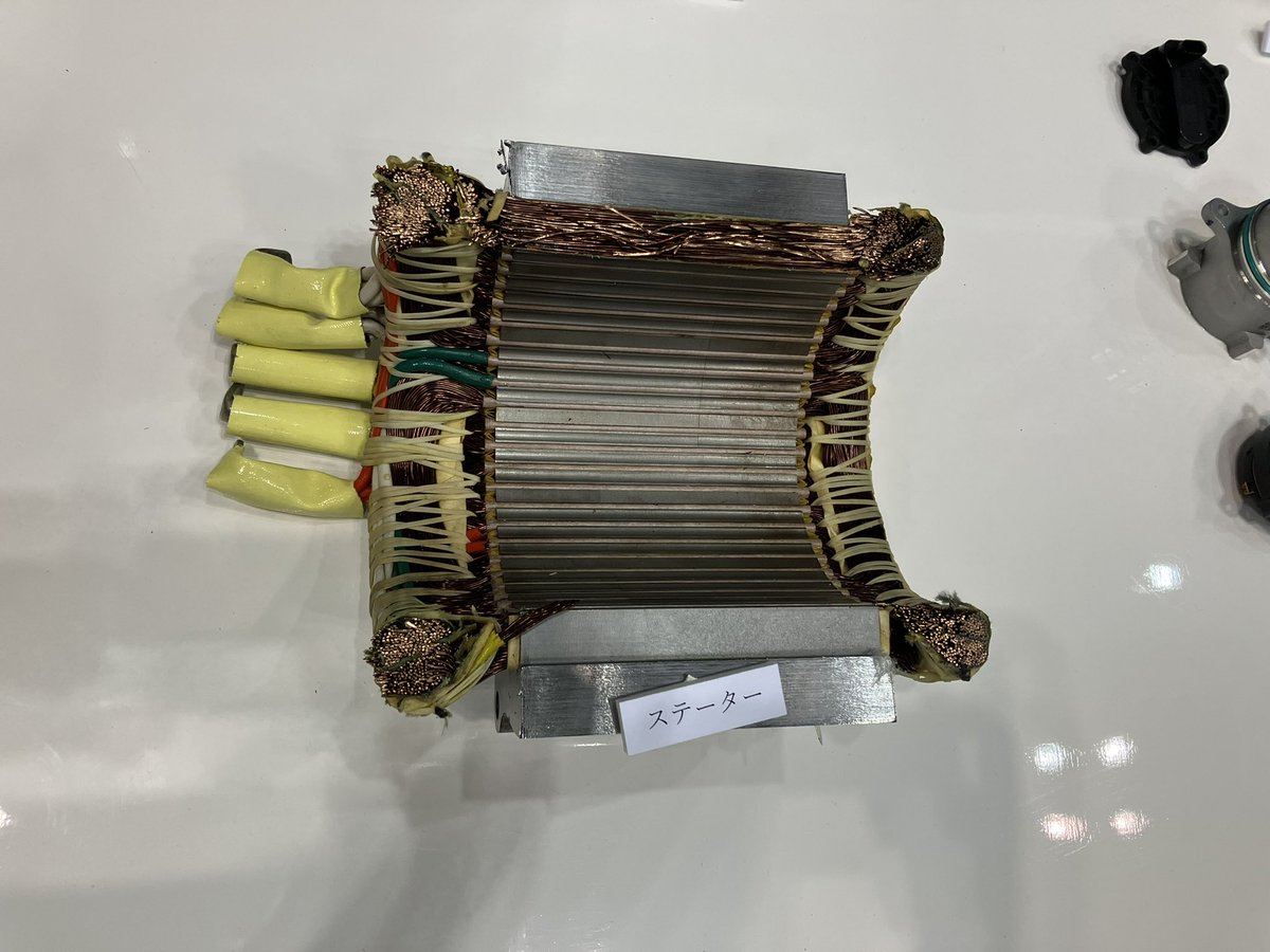 yri_mobility's tweet image. BYD「SEAL」の分解展示
リアのモーターコントローラーはOBC,DCDCなどを一体化した製品
セミナーではモータの解説を行なっていましたが、うまく割り切った設計をしつつ、コストを抑えているようです。#テクノフロンティア2023
