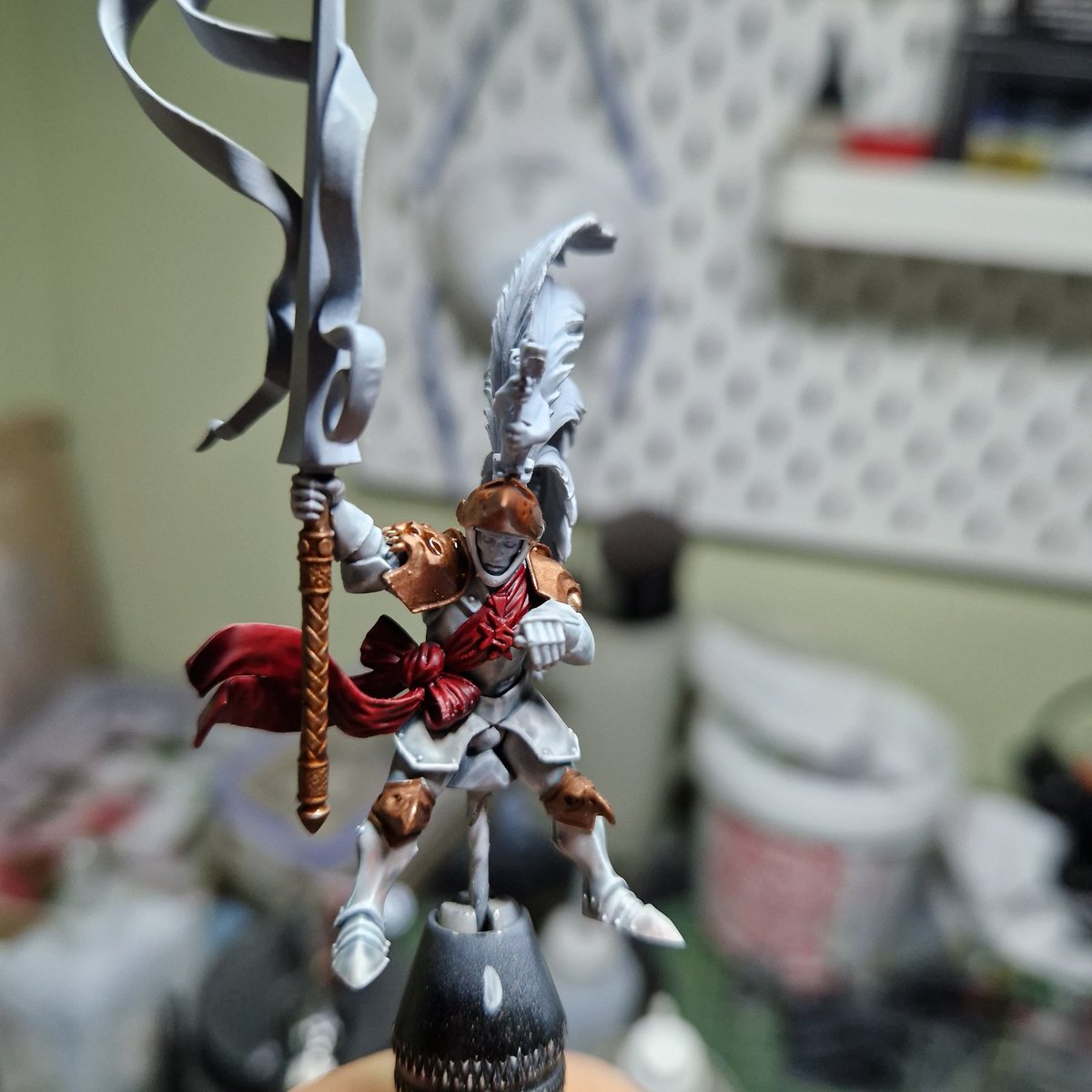 Little work in progress of my general for my Brothermark. Subtle conversion to as to use the lance with the armoured arm.

#kingsofwar #miniaturepainting