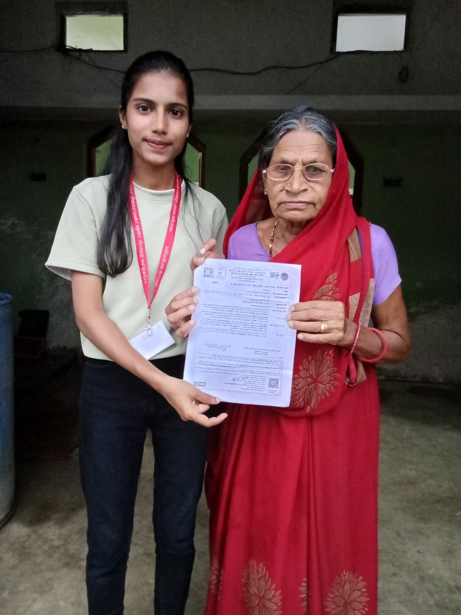 ग्राम पंचायत सिरकंबा, जिला हरदा के जनसेवा मित्र निधी राज ने बुजुर्ग महिला लक्ष्मीबाई सावनेर जी से बात की, जिन्हें खाद्यान्न पर्ची के अभाव के कारण योजना का लाभ नहीं मिल रहा था। निधि द्वारा उनकी पर्ची बनवाने में सहायता की गई एवं अब वे खाद्यान्न योजना का लाभ ले सकेंगी ।

#cmyip