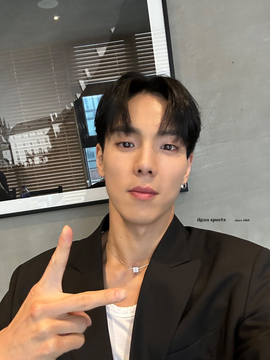 ilgansports's tweet photo. [🤳🏻] #일간스포츠_셀카

Du du du du du du du du
셔누랑 형원이 셀카 도착🕶

그래도 이제 셀카의 60% 정도가 배경인 셔누와
제법 직장인처럼 보이는 형원이까지 완-벽💙

🗞 https://t.co/6XPuJoebIS

#셔누 #SHOWNU
#형원 #HYUNGWON
#몬스타엑스 #MONSTAX #MONSTA_X
#THEUNSEEN #LoveMeALittle https://t.co/WzKq8OeR62