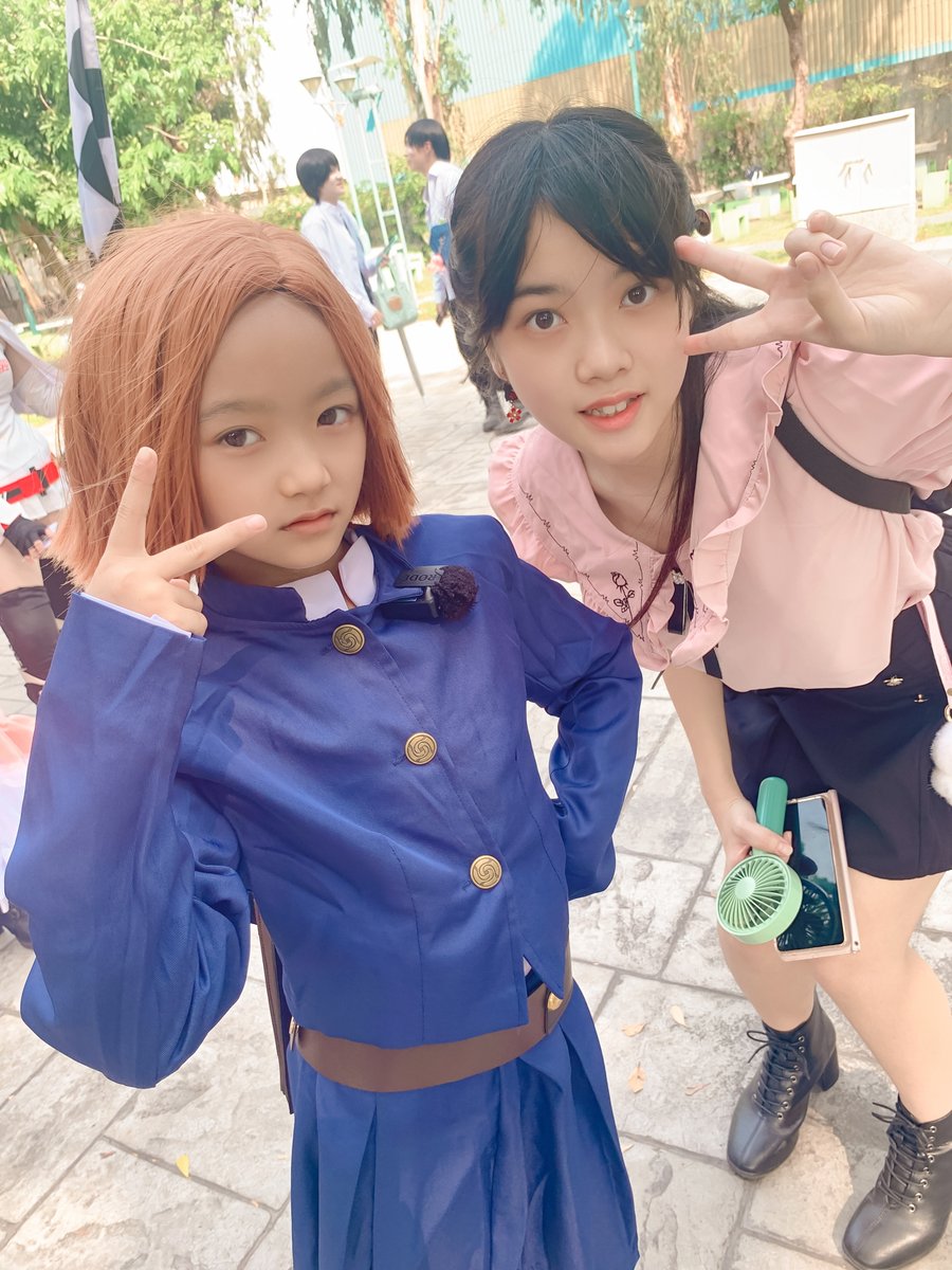 NiNiChe94429429's tweet photo. 上週WS46活動一開始超熱的!!(つД`)
結果4點過後下大雨
大家都躲到騎樓內躲雨 (然後又更熱了(倒在地上థ౪థ
幸好我有帶switch 嘿嘿!!
這樣就不無聊了(๑•̀ᄇ•́)و ✧
謝謝大家與我合照(*°ω°*ฅ)*
#WS46 #合照 #cosplay https://t.co/Tv6zW2e5U0