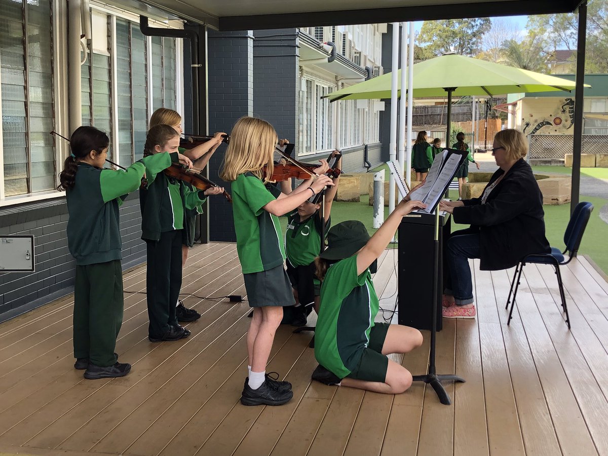 FernyHillsSS's tweet photo. Lunch times are interesting and engaging for Ferny Hills students. Today we had a performance in the Mall by our junior strings students and volleyball on the oval. Term 3 clubs will start next week. 😀👍🙌 https://t.co/nDfv9WhQGx