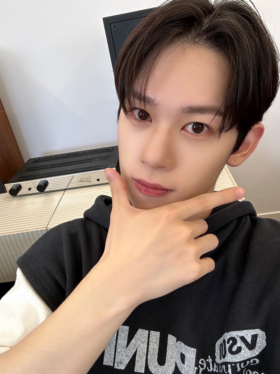 [📷]

무더위를 날릴 오늘의 티브🌊
모두 유익한 시간 보내셨나요?
스티브와 함께 아이스크림 같은 하루 보내기🍦

#YOUNITE #유나이트 
#스티브 #STEVE
#Koreanet #HAYIK_SHOW 
#브랜뉴뮤직 #BRANDNEWMUSIC