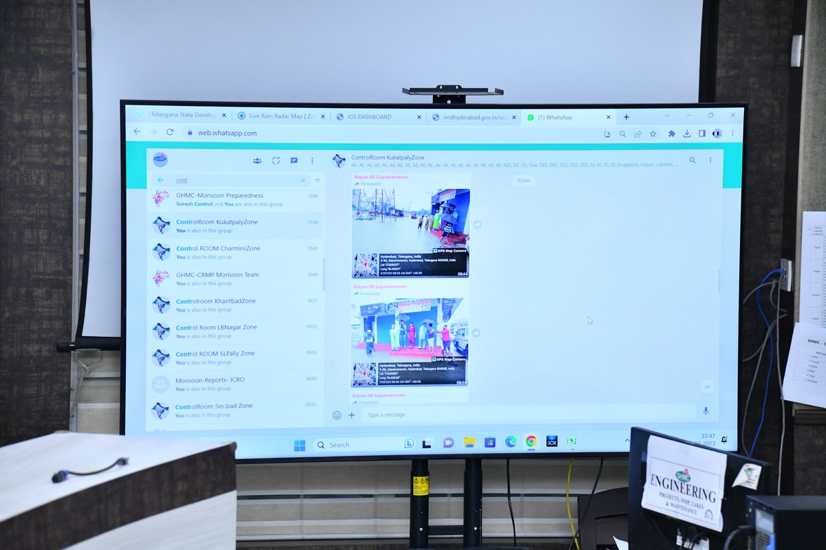 gadwalvijayainc's tweet photo. Monitored the situation Over Heavy Rains from the control room at @GHMCOnline. Along with Minister @YadavTalasani Garu, D.mayor @SrilathaMothe Garu, @CommissionrGHMC. Citizens are advised to stay indoors unless needed. Dial the GHMC control room on 040-21111111 for any rain-related issues.
