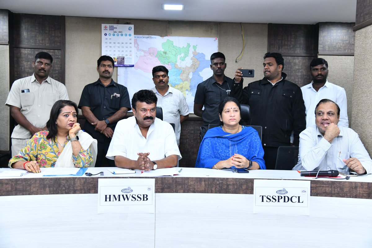 gadwalvijayainc's tweet photo. Monitored the situation Over Heavy Rains from the control room at @GHMCOnline. Along with Minister @YadavTalasani Garu, D.mayor @SrilathaMothe Garu, @CommissionrGHMC. Citizens are advised to stay indoors unless needed. Dial the GHMC control room on 040-21111111 for any rain-related issues.