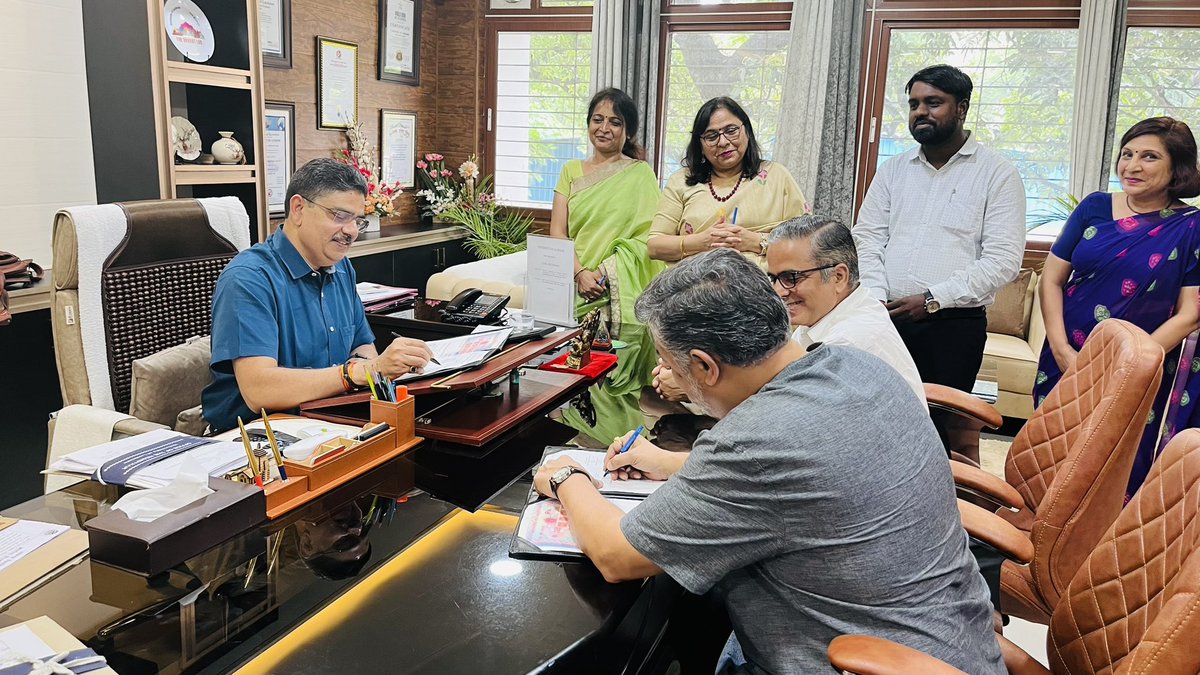 lkouniv's tweet image. Hon’ble Vice Chancellor Prof Alok Kumar Rai signed an MoU with INTACH, opening doors for research and internship opportunities for our library science students. 📚🔍 #Education #ResearchOpportunities #InternshipPrograms