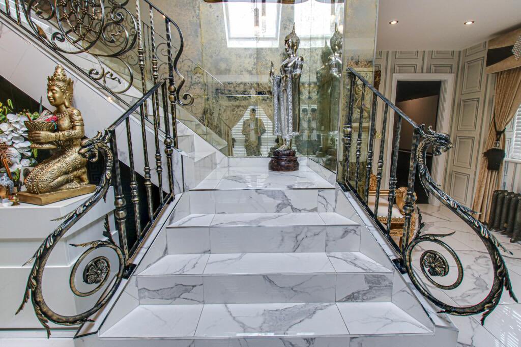 OnRightmove's tweet image. Tyson Fury’s house on Rightmove 👀. 

 Is this what being punched in the head on a daily basis does to you? 

#tysonfury #celebrityhouse #ukhousing