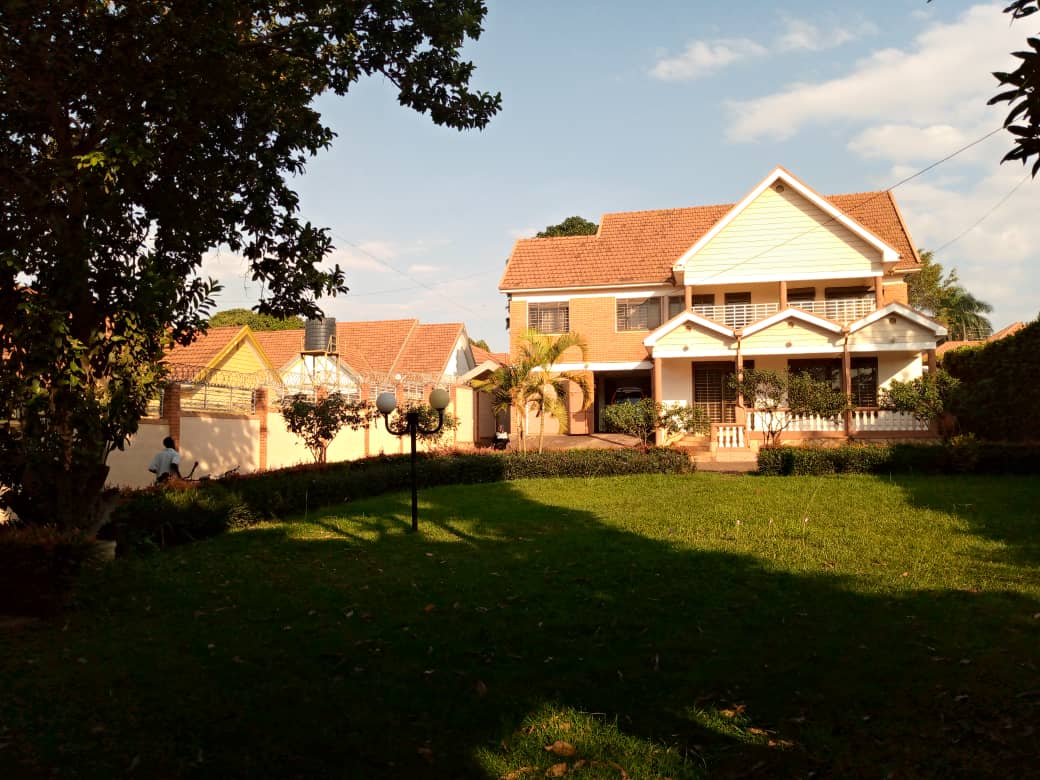 shukranproperty's tweet photo. BEAUTIFUL Flat House for sale in Kisaasi along kisota road #5bedrooms self contained plus boy's quarters on #35Decimals very good neighborhood Asking price 1.7 billion negotiable..
Call 0706592177
BOBI WINE museven arsenal https://t.co/TRlQvB5fMn