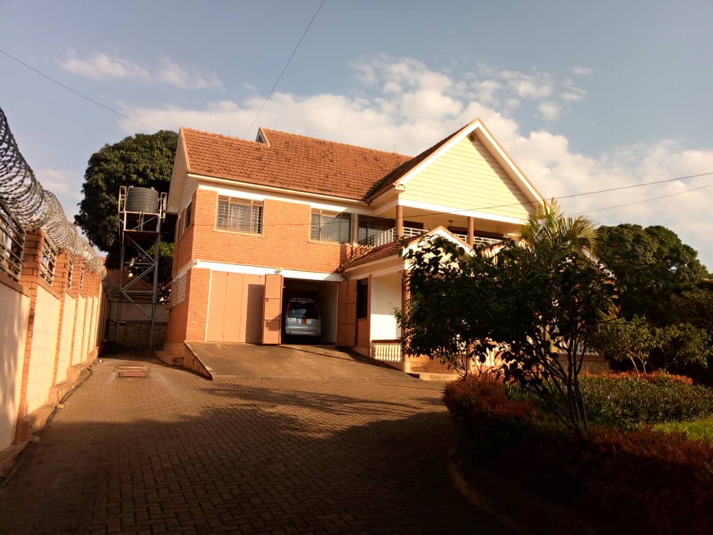 shukranproperty's tweet photo. BEAUTIFUL Flat House for sale in Kisaasi along kisota road #5bedrooms self contained plus boy's quarters on #35Decimals very good neighborhood Asking price 1.7 billion negotiable..
Call 0706592177
BOBI WINE museven arsenal https://t.co/TRlQvB5fMn