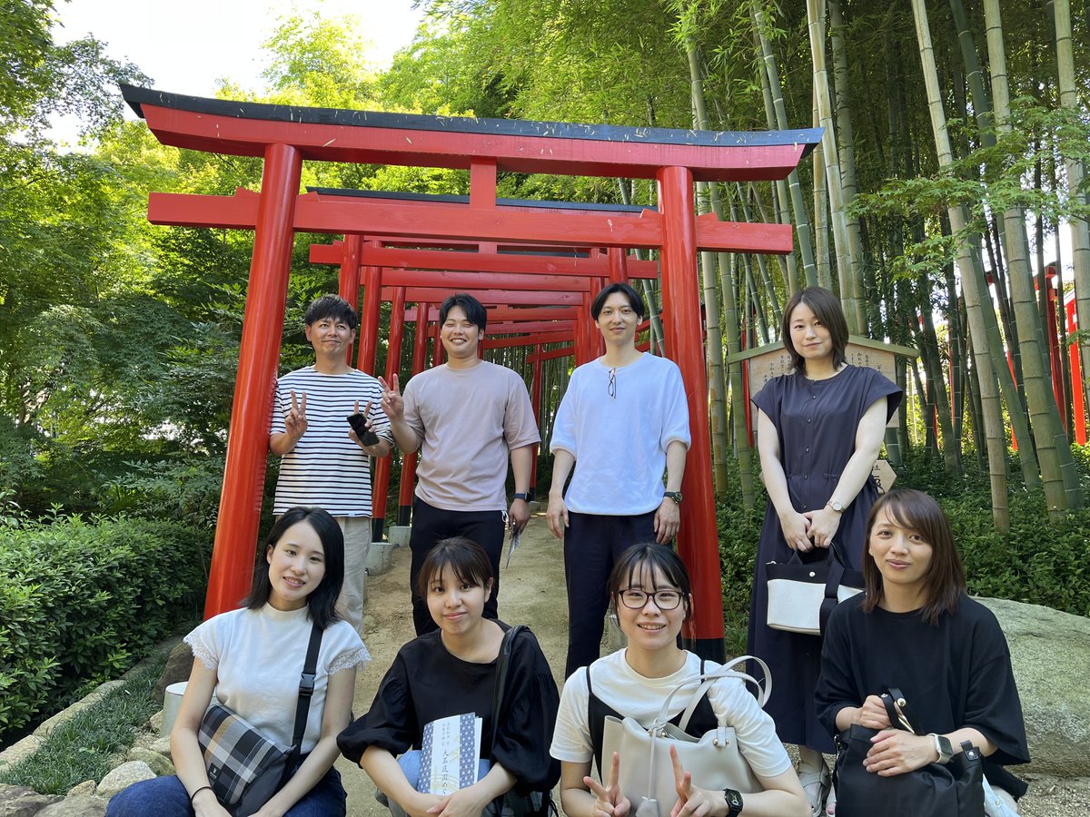 プラザセレクト社恒例イベント「大人の遠足」行ってきた！今回は丸亀名産うちわ作り体験と丸亀藩京極家が作った中津万象園で日本の名松100選の大傘松、願いが叶うパワースポット鳥居回廊とか見てきた！毎回だけど社員みんなでいろんな所に行くのは楽しいし勉強になる！今回もめっちゃおもしろかった！