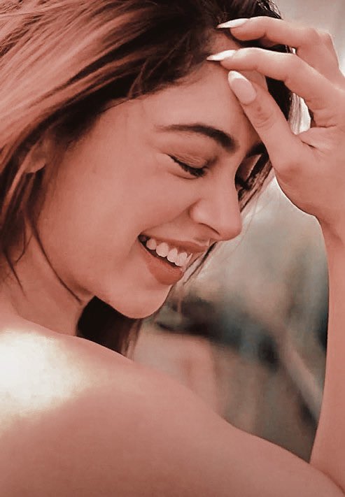 itnisibaat_'s tweet photo. not this enchantress driving us all crazy every single day with her charms!😭🤍✋🏻🦋💍

[ #NitiTaylor ] https://t.co/buKqtgkhXl
