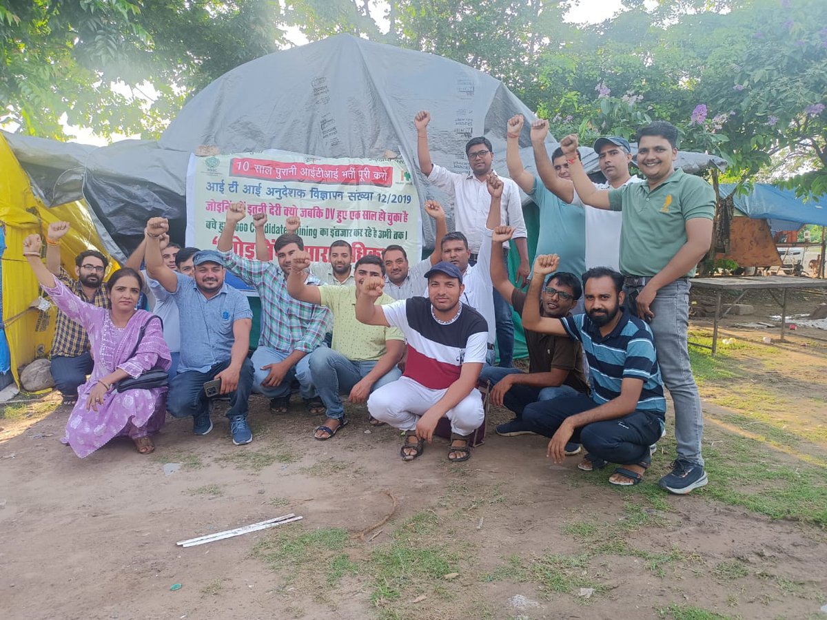 ZeeNewsHaryana's tweet photo. फाइनल रिजल्ट के बाद भी 4 साल से कर रहे जोइनिंग का इंतजार, धरने पर बैठे #आईटीआई_इंस्ट्रक्टर्स बीजेपी सरकार कर रही है युवाओं के साथ अन्याय।

@BJP4Haryana @OPDhankar @cmohry @JPNadda @AmitShah @PMOIndia https://t.co/1chXPjKcvL