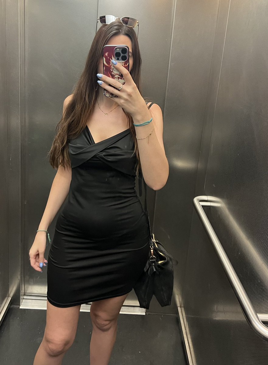 Tatsuky69's tweet photo. J’aime beaucoup trop cette robe moulante même si on voit mon petit bidou 😭 c’est un peu sur ça que je complexe et que je veux perdre à la salle💪 https://t.co/I7dmocuGd1