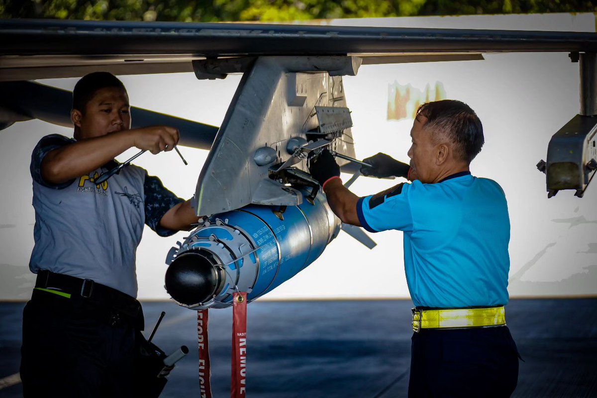 Jatosint's tweet photo. Photos showing what is said to be the first (?) Laser Joint Direct Attack Munition #LJDAM (based on Mk 82 500-lb bomb) integration on Indonesian Air Force #TNIAU F-16:

#PGM

📸 blackphoenix_dt https://t.co/nFeomKFoo5