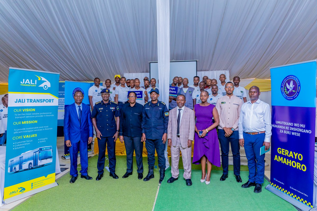 JaliTransport's tweet photo. Thrilled to be part of life-saving initiative!🚌
Our team at Jali Transport had an enlightening training session with Traffic police on "GERAYO AMAHORO" program.
Safety is our top priority  and we're committed to making our load safer for everyone. #RoadSafety #GerayoAmahoro
👇 https://t.co/ClMQ0T6AVJ