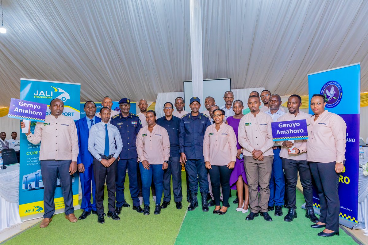 JaliTransport's tweet photo. Thrilled to be part of life-saving initiative!🚌
Our team at Jali Transport had an enlightening training session with Traffic police on "GERAYO AMAHORO" program.
Safety is our top priority  and we're committed to making our load safer for everyone. #RoadSafety #GerayoAmahoro
👇 https://t.co/ClMQ0T6AVJ