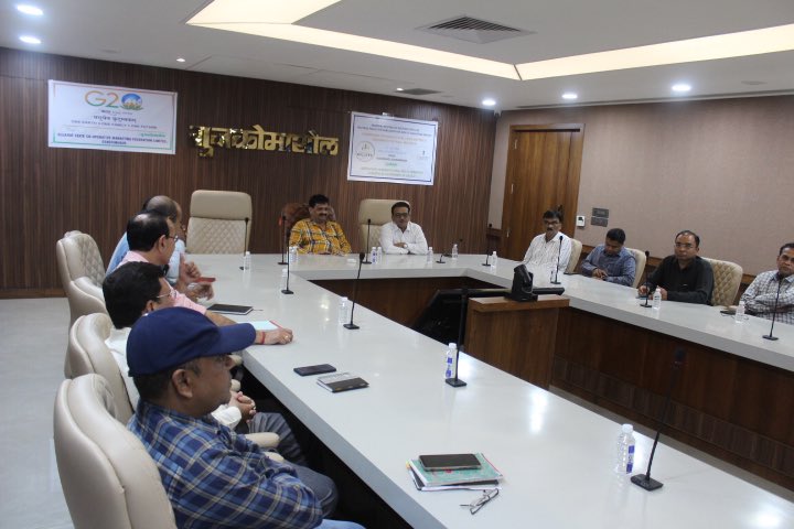 gujcomasol's tweet photo. आज माननीय प्रधानमंत्री श्री नरेंद्रभाई मोदी जी की उपस्थिति में राजस्थान के सीकर में आयोजित 'पीएम-किसान सम्मान निधि' की 14वीं किस्त के हस्तांतरण कार्यक्रम में गुजकोमासोल मुख्यालय, गांधीनगर में ��ंस्थान के पदाधिकारी एवं कर्मचारी वर्च्युअली सम्मिलित हुए.
https://t.co/dRI0dMBslH https://t.co/pQsBWRTtab
