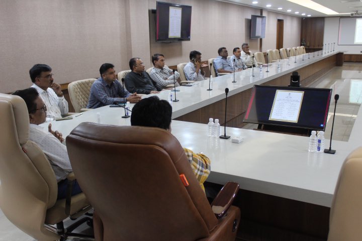 gujcomasol's tweet photo. आज माननीय प्रधानमंत्री श्री नरेंद्रभाई मोदी जी की उपस्थिति में राजस्थान के सीकर में आयोजित 'पीएम-किसान सम्मान निधि' की 14वीं किस्त के हस्तांतरण कार्यक्रम में गुजकोमासोल मुख्यालय, गांधीनगर में ��ंस्थान के पदाधिकारी एवं कर्मचारी वर्च्युअली सम्मिलित हुए.
https://t.co/dRI0dMBslH https://t.co/pQsBWRTtab