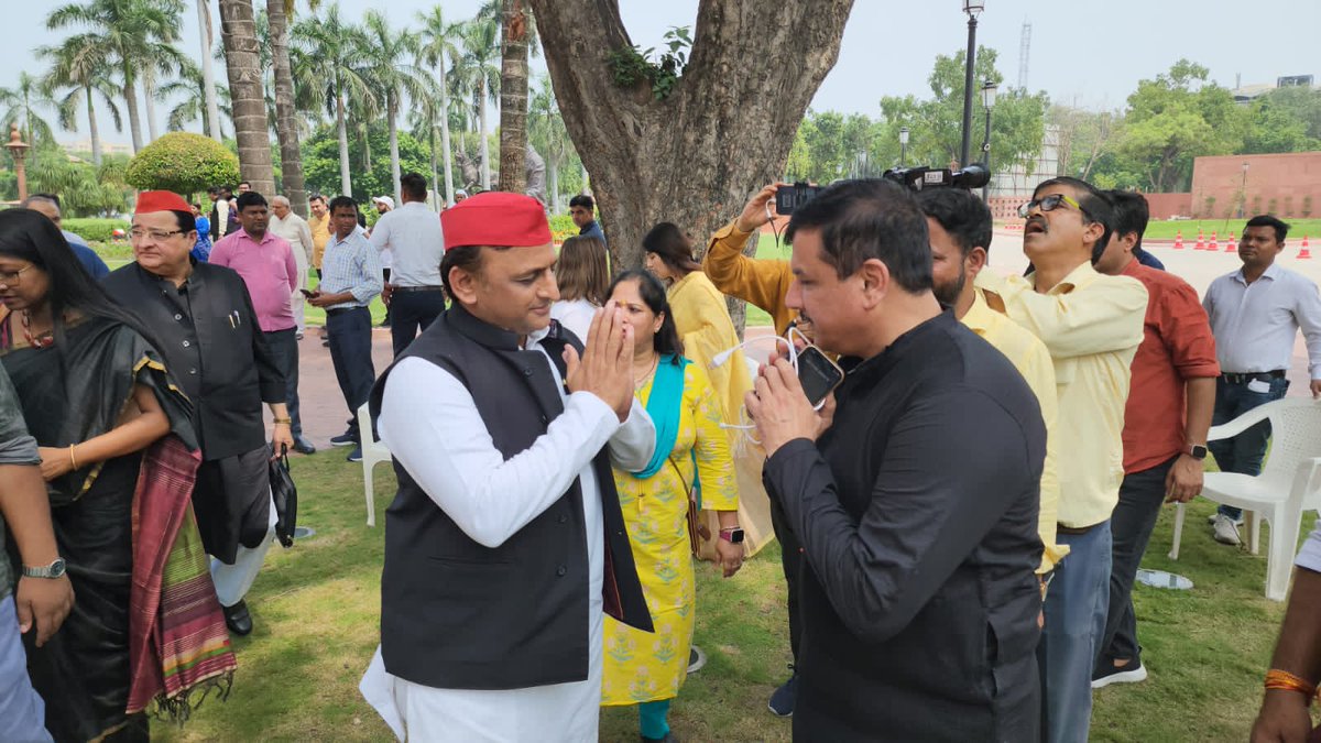 AamAadmiParty's tweet photo. Manipur में हो रही हिंसा पर PM Modi के बयान की मांग को लेकर निलबिंत हुए AAP MP @SanjayAzadSln जी से SP अध्यक्ष @yadavakhilesh जी ने संसद परिसर में मुलाक़ात की।

सांसद संजय आज़ाद सिंह जी का धरना चौथे दिन भी जारी है।

#AAPStandsWithManipur https://t.co/rcBjjXj7fm