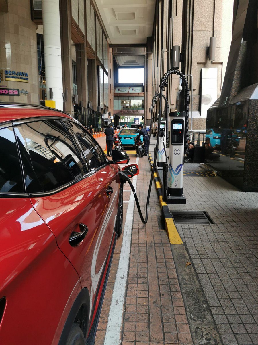 🌇 #Kempower charging solutions charge EVs in the heart of the bustling city of Kuala Lumpur in Malaysia. ⚡ The fast-charging site is located in Berjaya Times Square in downtown Kuala Lumpur.

👉 Read more about the site here: ow.ly/IPiQ50PmpBI

#evcharging #kempower