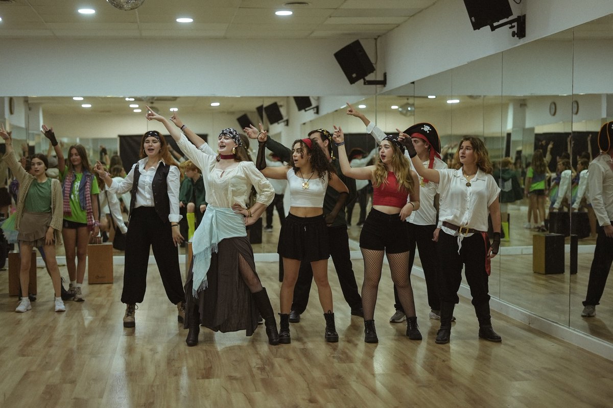 Un verano más, nuestras aulas se han llenado de la alegría y la ilusión de los grupos juveniles que han cursado nuestro taller de TEATRO MUSICAL!
Tras las escenas, las coreografías y las canciones piratas, cada día estamos un pasito más cerca de las vacaciones jeje