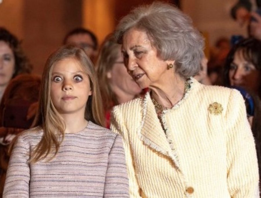 Y entré y estaba tu abuelo con el nabo untado en polvo blanco y la Corina a 20 uñas con una bola roja en la boca.