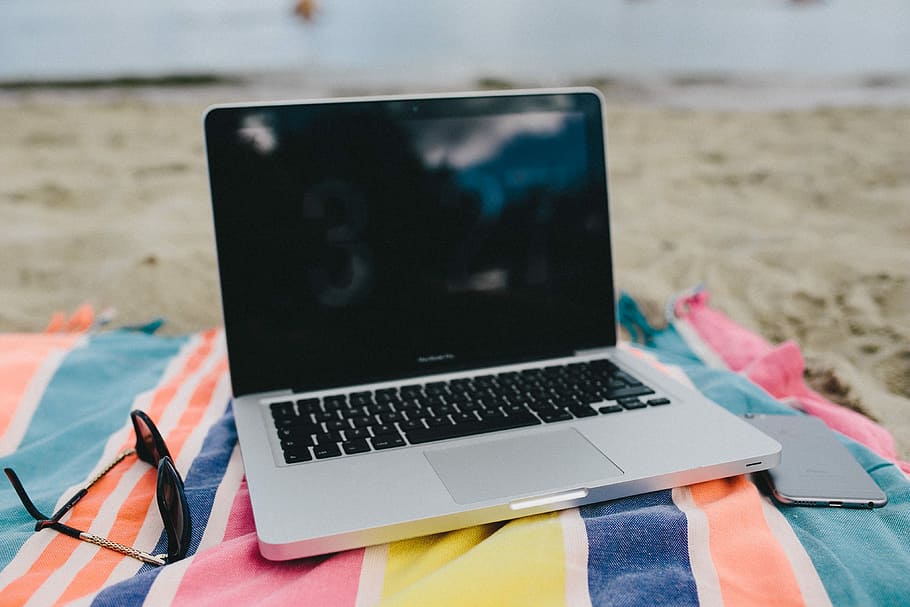 📢Tuit para investigadores/as: si tienes pensado trabajar en agosto, recuerda que hay abiertos tres #callforpapers muy pintones en revistas 🔝: sobre periodismo y cine, slow journalism y desinformación 1/4