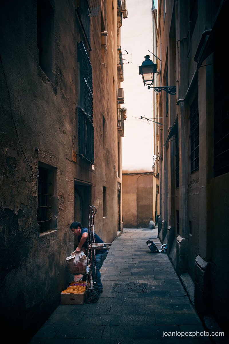joanlopezphoto's tweet image. #Provisioning

📸 Fujifilm X-T4

📷 Fujinon XF 16-55mm F2.8 R LM WR

⚙️ Distance 16.0 mm - ISO 500 - f/2.8 - Shutter 1/320

#barcelona #city #street #streets #alley #streetphotography #streetphotographer #urban #urbanphotography #wheelbarrow #working #delivery #fruitboxes…
