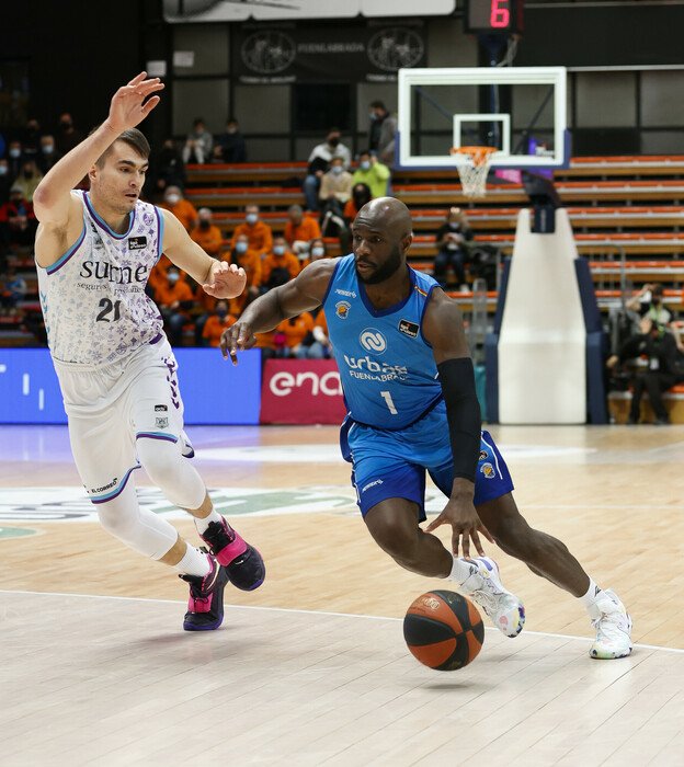 💥 OFICIAL 💥

🔴🔴 El Casademont Zaragoza anuncia el fichaje de Obi Emegano, escolta nigeriano de 30 años y 190 cms.

Con pasado en Fuenlabrada, Emegano llega a Zaragoza tras un año en blanco por una rotura del ligamento cruzado.

📸 ACB Photo/A.Pacheco