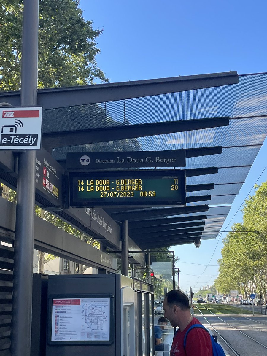 Manonstubbe's tweet photo. Oh @TCL_SYTRAL c’est pas parce que c’est l’été qu’on ne travaille pas ! Et donc on se retrouve avec des trams bondés, obligés d’attendre le prochain à chaque fois… surtout vu le prix de l’abonnement, on repassera 🫠 https://t.co/uI9YuuqTSj