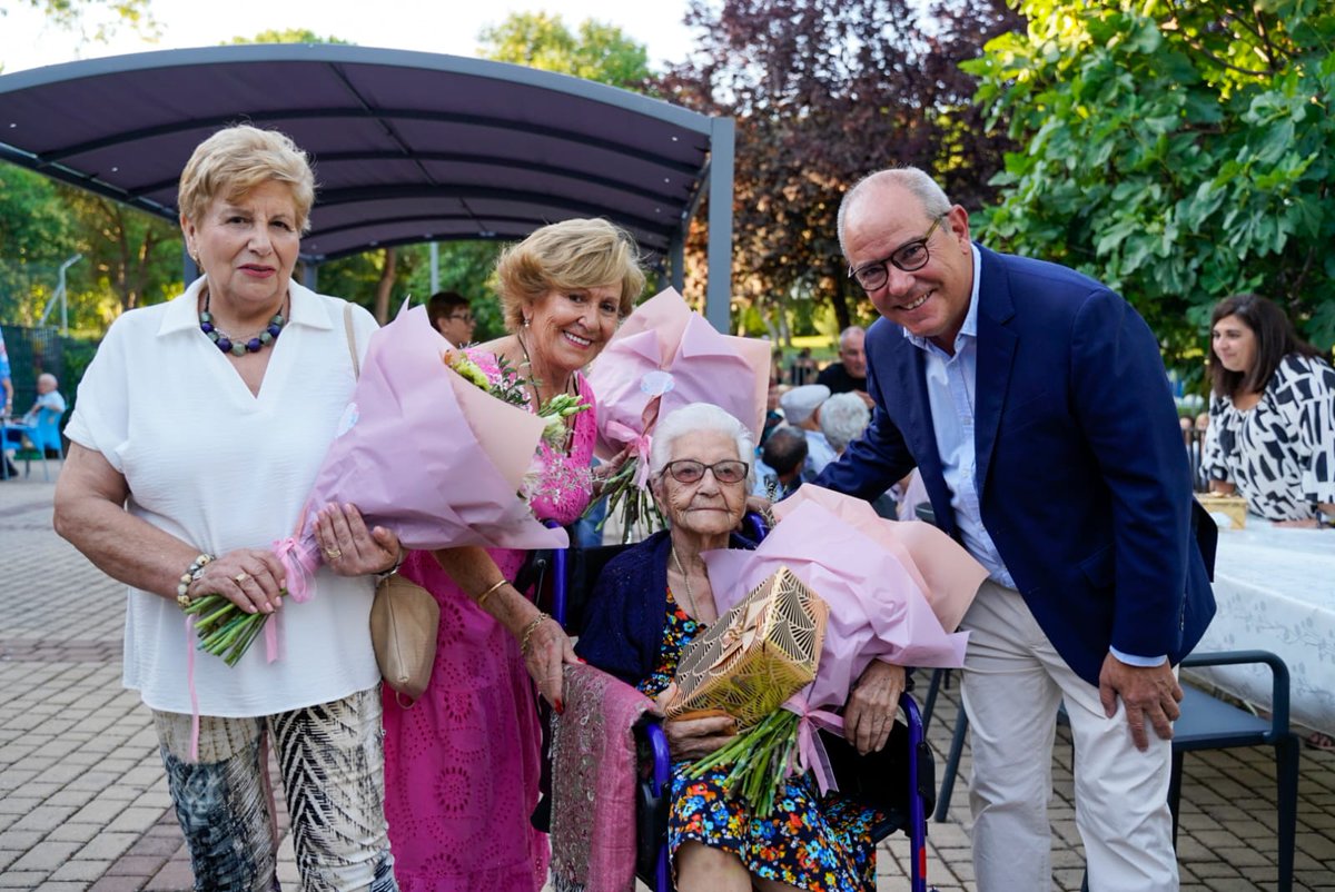 VOX_ColmenarV's tweet photo. Ayer nuestros concejales @nudihe y @ENAHCV celebraron junto a los abuelos el día de #SantaAna y #SanJoaquin .
Gran trabajo de @ENAHCV en la organización del evento.
Los abuelos son un pilar fundamental en la familia gracias a su experiencia y sabiduría. https://t.co/XXWUpci9F7