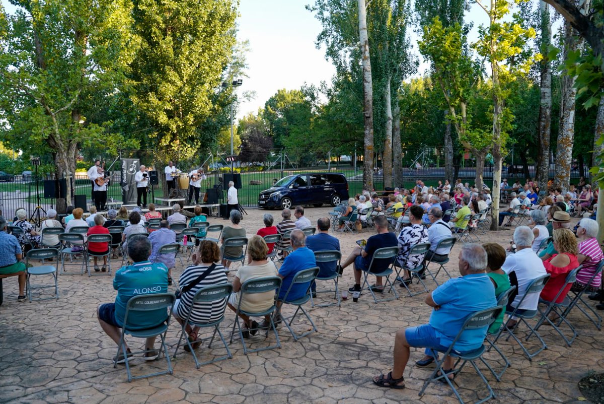 VOX_ColmenarV's tweet photo. Ayer nuestros concejales @nudihe y @ENAHCV celebraron junto a los abuelos el día de #SantaAna y #SanJoaquin .
Gran trabajo de @ENAHCV en la organización del evento.
Los abuelos son un pilar fundamental en la familia gracias a su experiencia y sabiduría. https://t.co/XXWUpci9F7