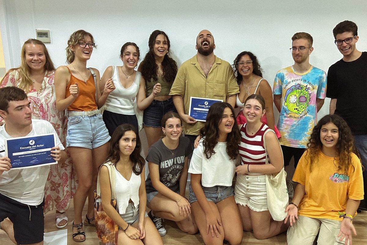 Y, acabado el curso de teatro musical… ¡¡dio comienzo el curso de CINE!!
Escenas, textos, cortometrajes y mucha mucha diversión durante dos semanas intensivas en las que aprendimos, interpretamos e hicimos nuevos amigos y amigas… ¡ACCIÓN!