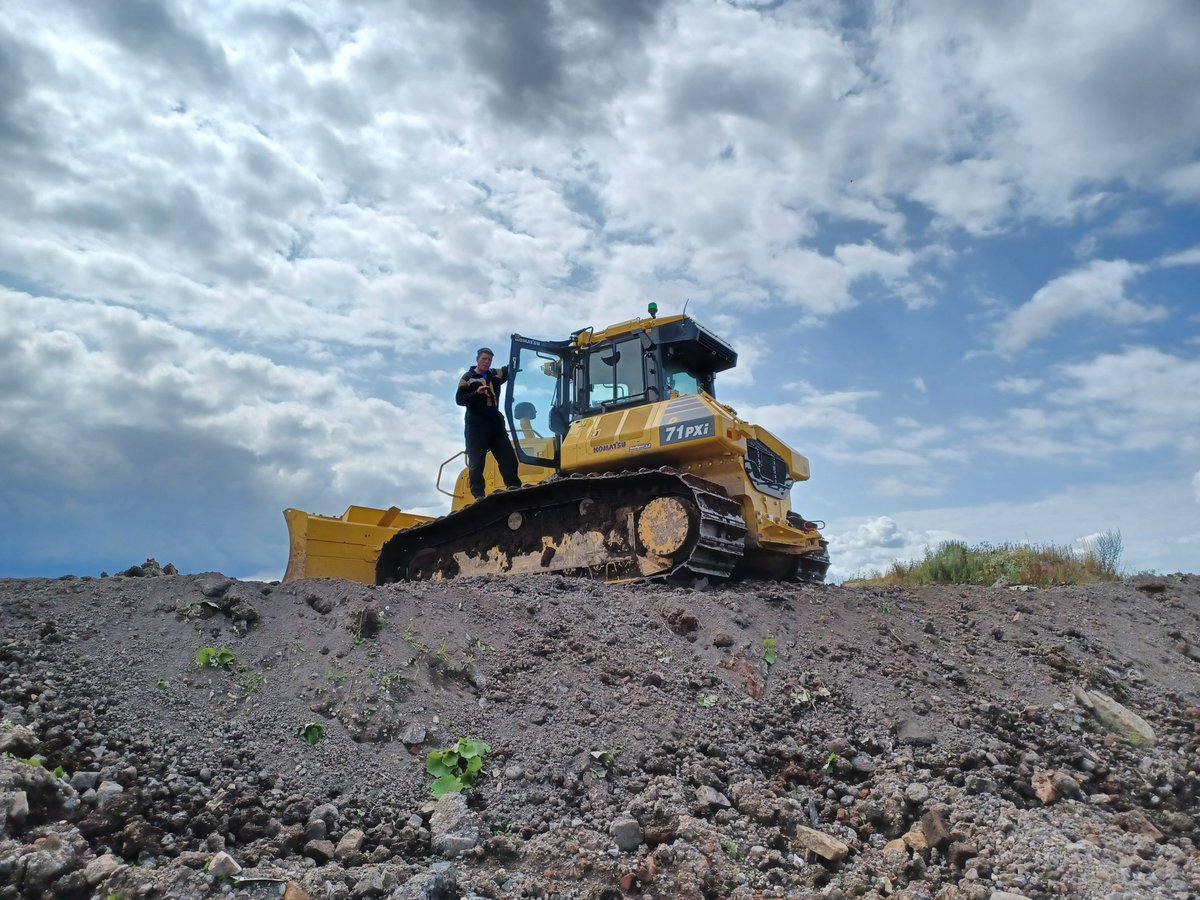 McHaleKomatsu's tweet photo. More sneak previews of yesterdays filming session... full video coming soon. Does anyone recognise the man in the shot? Our D71PXi Dozer performed perfectly of course!
#CreatingValueTogether #MarubeniKomatsu #Komatsu #dirtpusher #UKconstruction #excavator #dozer #LordMuck https://t.co/zy8GHpdokj