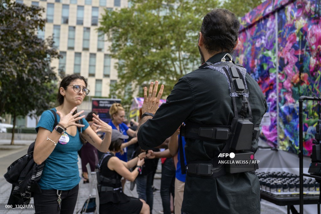 AFPphoto's tweet photo. #USA - Vibrating vests translate music for deaf concertgoers #AFP
📸  @angelaweissfoto https://t.co/VbIkyqUzTL
